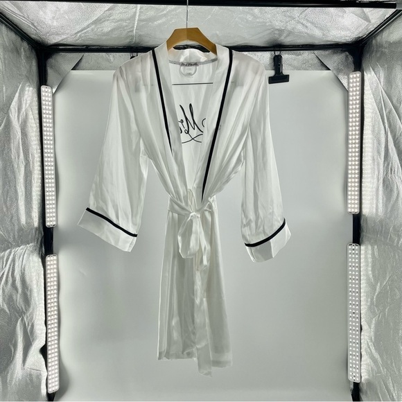 LINEA DONATELLA | Mrs. Robe Bridal Black and White Embroidered Faux Satin Robe - Picture 3 of 8